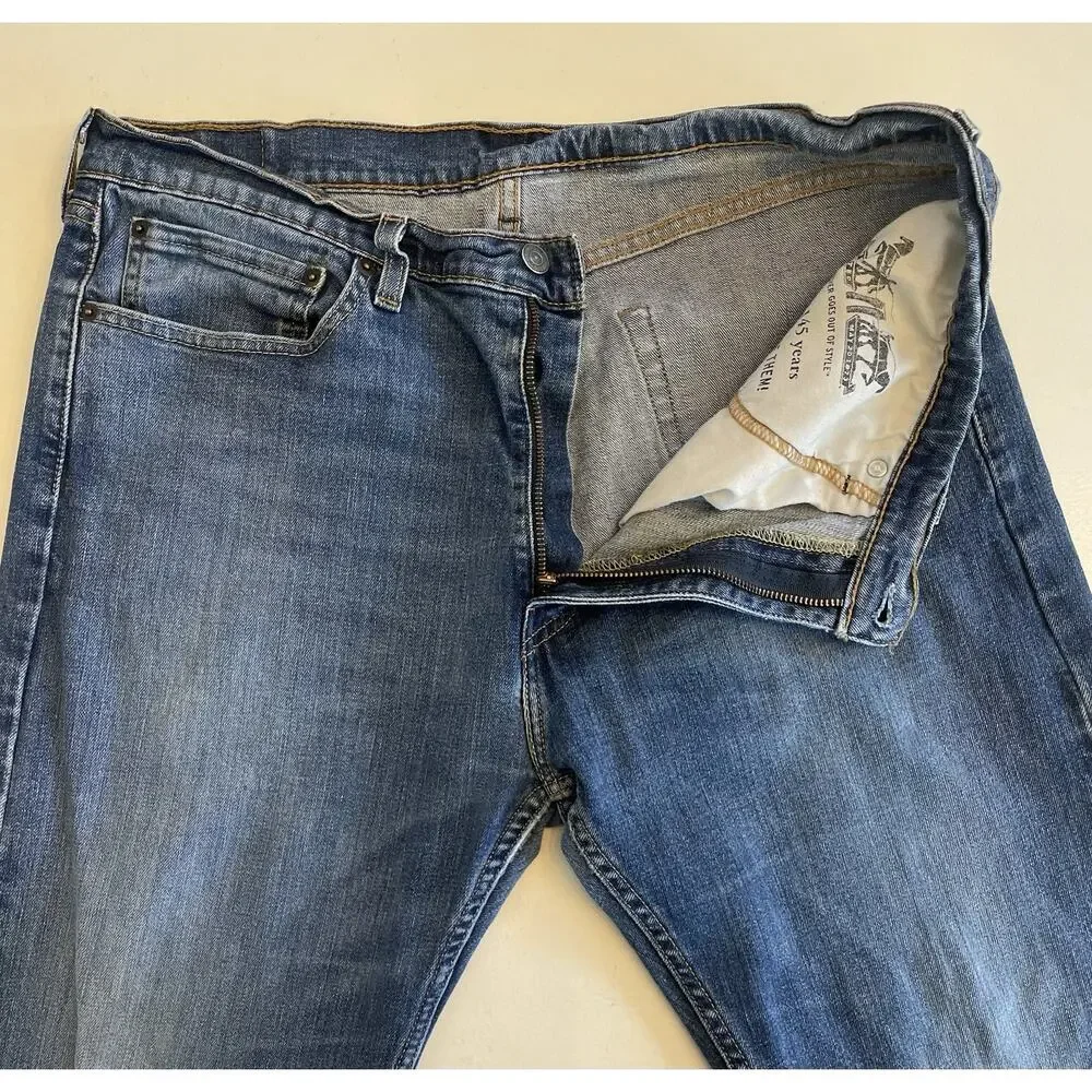 Men's Levi's 505 Blue Denim Jeans Size 36 x 32 Medium Wash Mid Rise Straight Leg